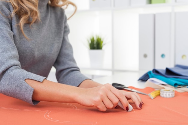 Osoba haftująca przy świetle